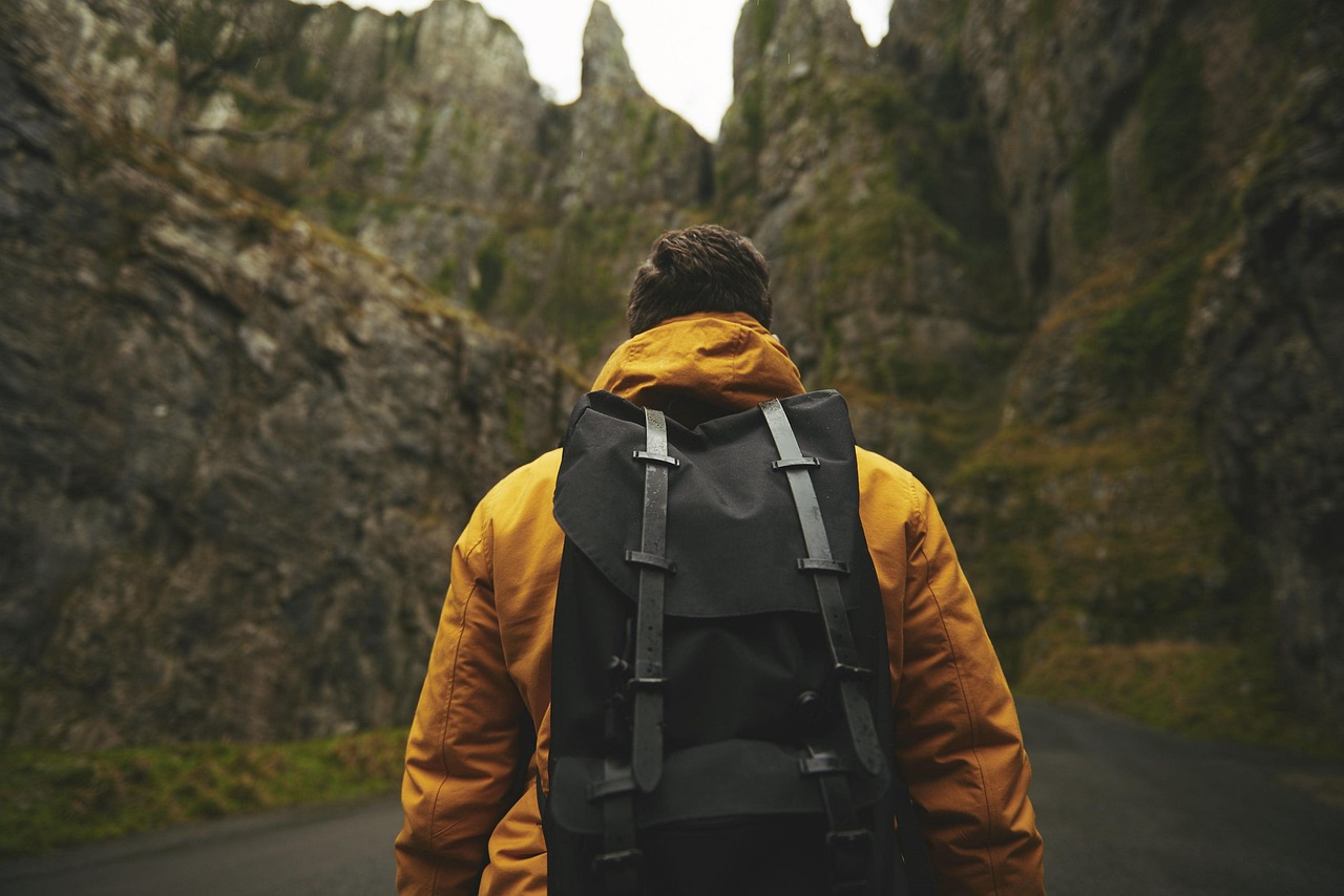 découvrez tout ce qu'il faut savoir sur le backpacking : conseils, destinations, équipement et astuces pour voyager léger et vivre des aventures inoubliables autour du monde.