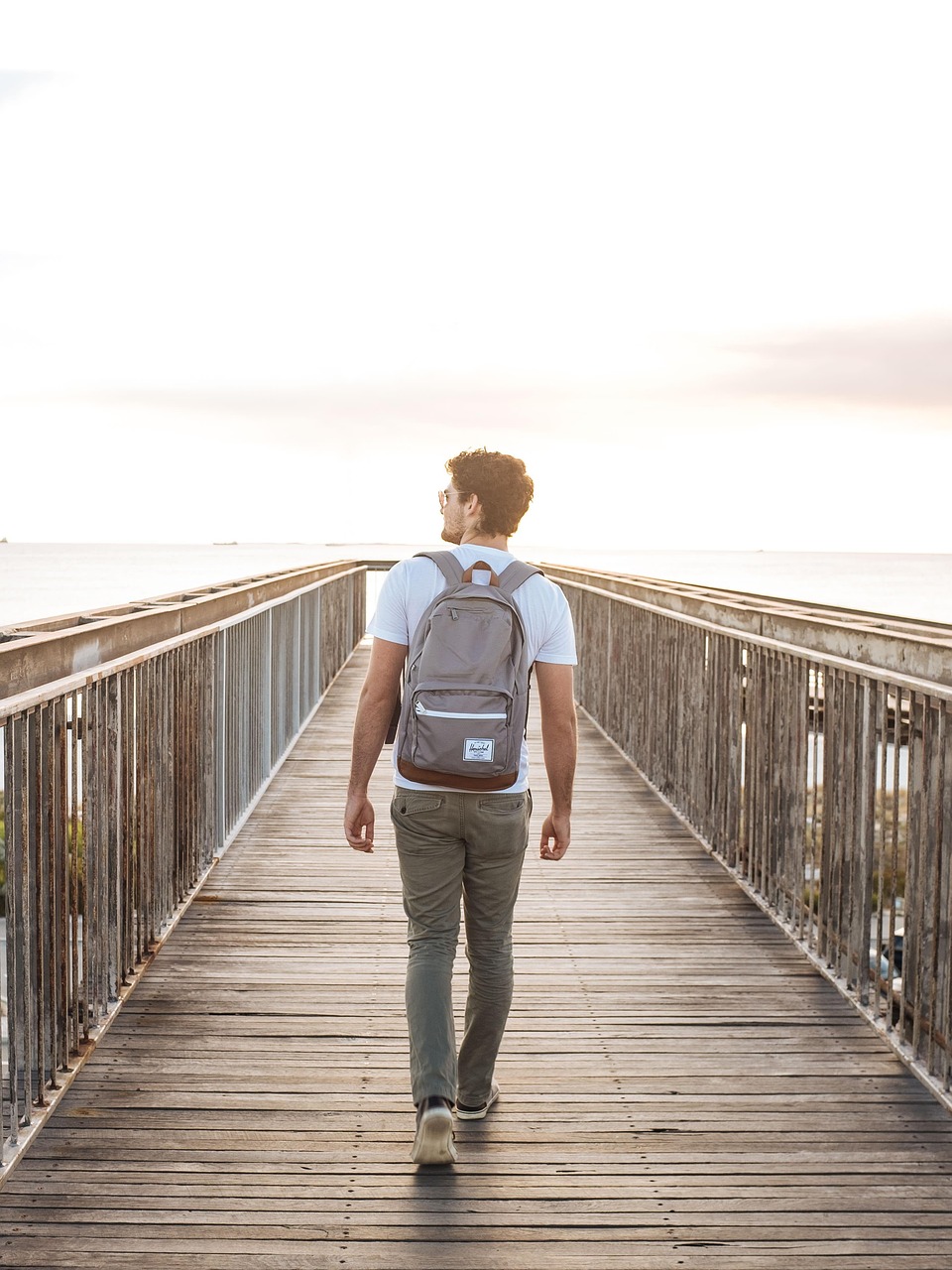 découvrez nos conseils et astuces pour réussir votre premier voyage en solo : destinations idéales, sécurité, gestion du budget et expériences uniques à vivre en toute liberté.