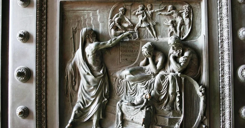 Les portes sculptées : l'emblème méconnu de la ville